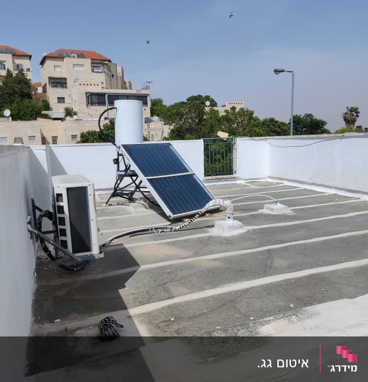 גג עם לוחות סולאריים ואיטום בטון